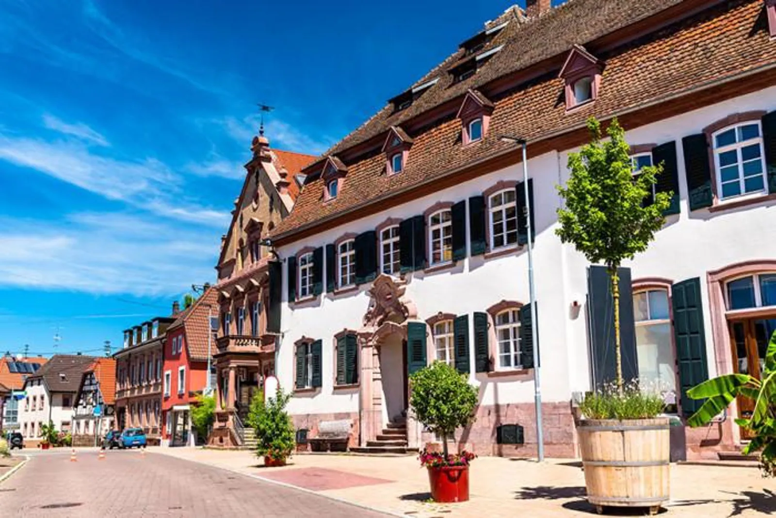 Marktplatz in Herbolzheim mit historischen Gebäuden – Standort der Praxis.