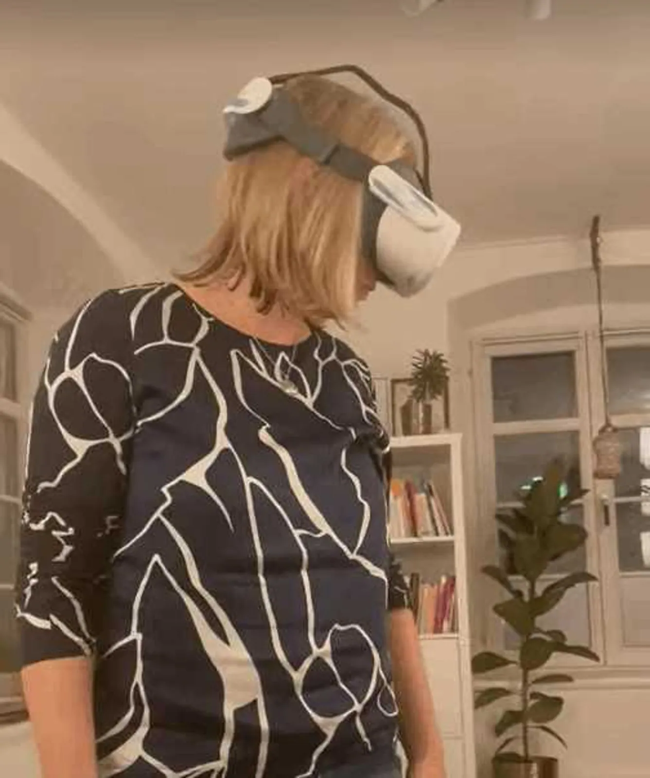 Klientin mit VR-Brille in einem Therapieraum.